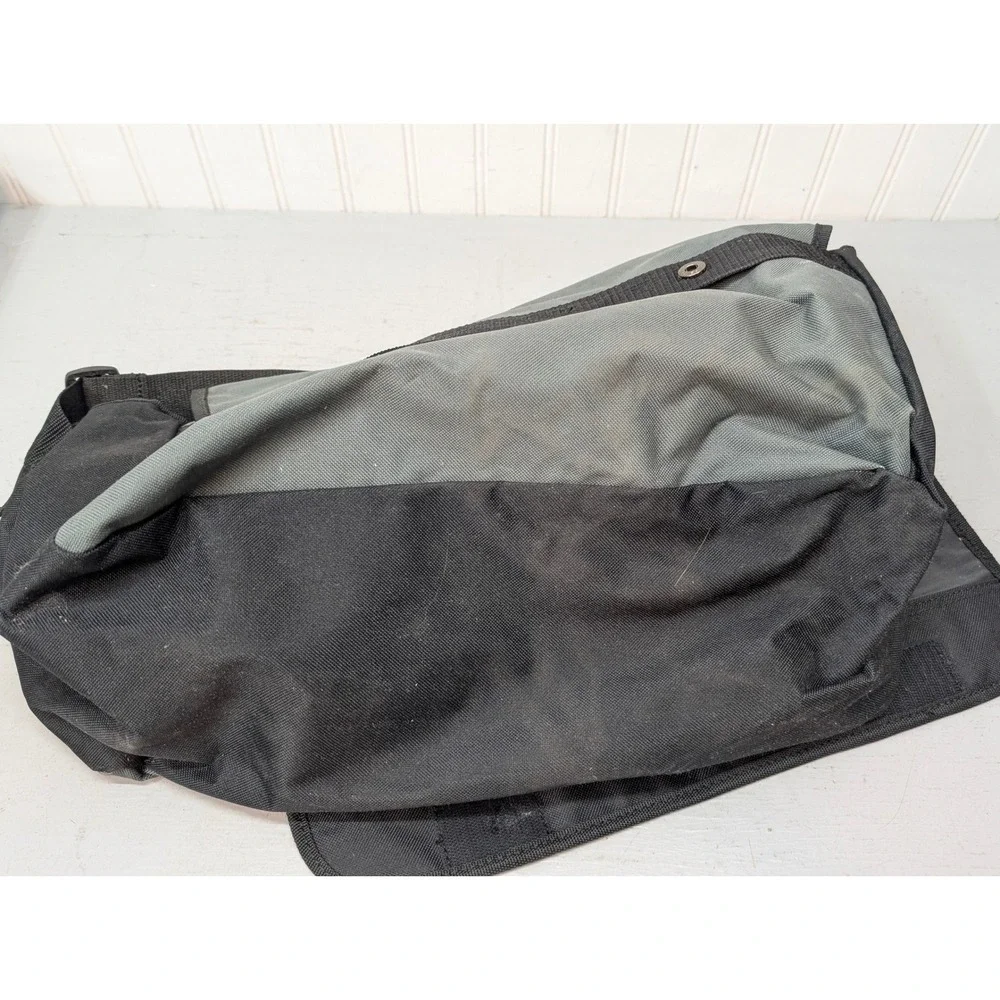 Thule Quest Travel Messenger Bag Black Grey Canvas Adjustable Strap Car Top